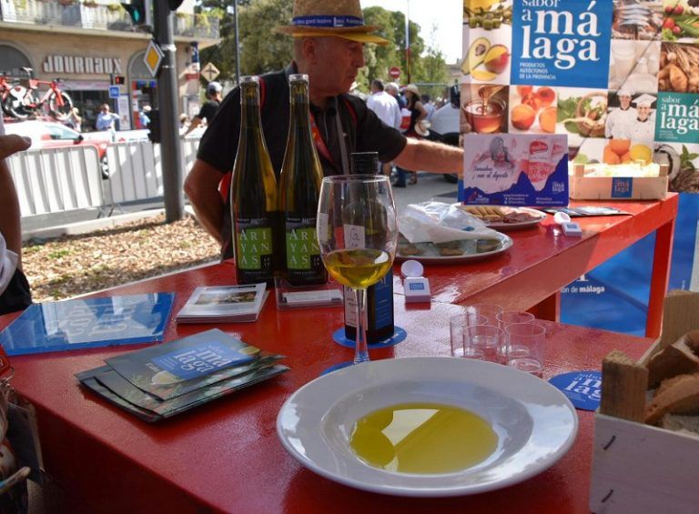 Los productos de Sabor a Málaga se promocionan en La Vuelta Ciclista a España