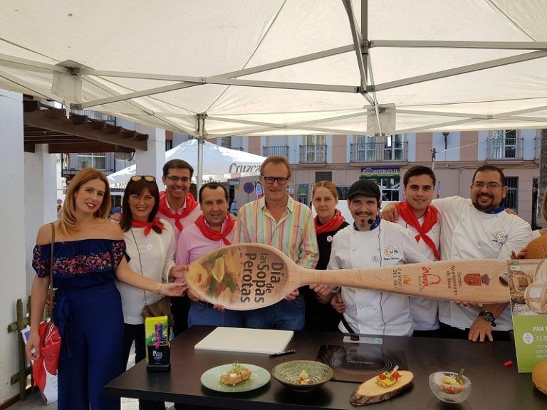 Álora celebra el XIV Día de las Sopas Perotas repartiendo 7.000 platos