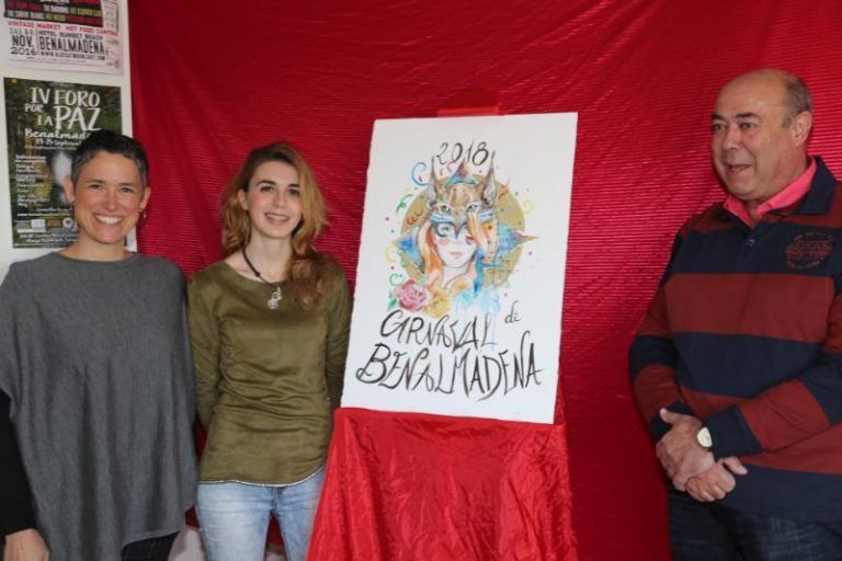 La concejala Ana Scherman presenta el cartel del Carnaval de Benalmadena 2018