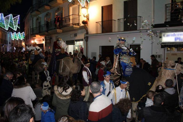 Los Reyes Magos evitan la lluvia y reparten magia e ilusión en Alhaurín el Grande y Villafranco del Guadalhorce