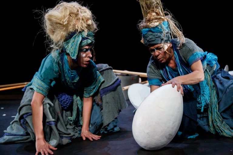 ‘Nómadas’ enseña en el Teatro Cánovas al público infantil la forma de cómo descubrir el mundo