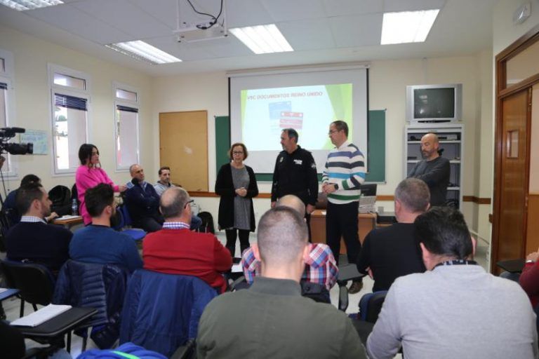Agentes de la Policía Local de Benalmadena reciben formación sobre identificación de vehículos extranjeros