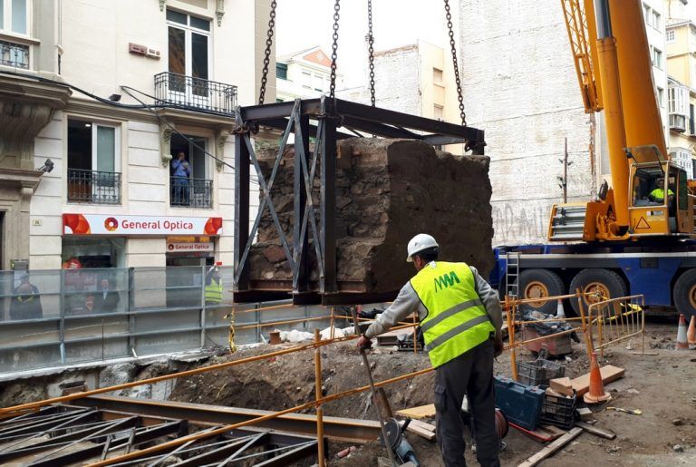 Ya comenzó la extracción y el traslado del muro este del Fuerte de San Lorenzo para continuar con el túnel del metro