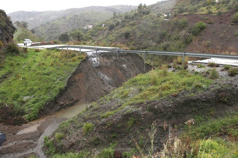 Se buscan soluciones al hundimiento de un tramo de la carretera entre Salares y Árchez