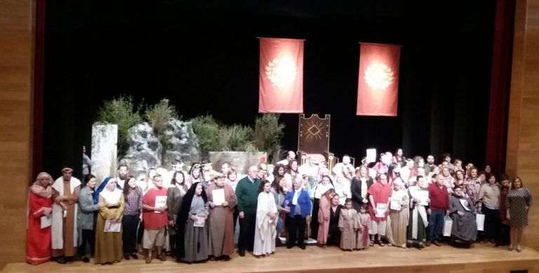 Usuarios del Centro de Discapacitados Psíquicos ‘Fahala’ de Alhaurín el Grande toman parte en una representación teatral