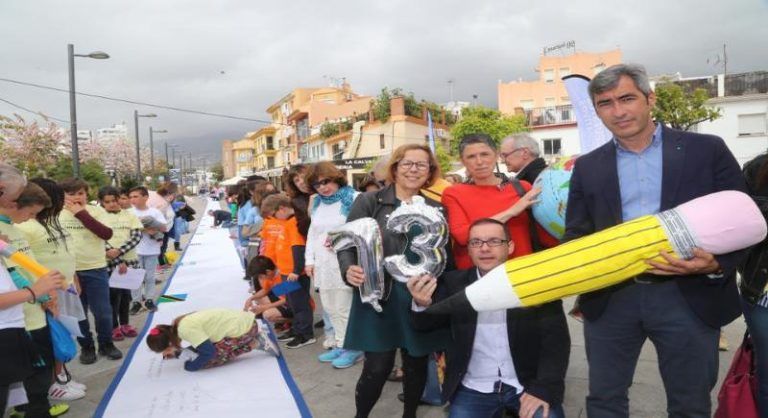 El poema gigante (120m) da comienzo a la agenda de eventos del Día Internacional del Libro en Benalmadena