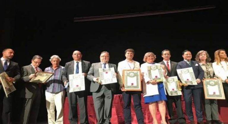 El alcalde de Alhaurín de la Torre recibe la Medalla de Oro de la Orden al Mérito Humanitario de Andalucía