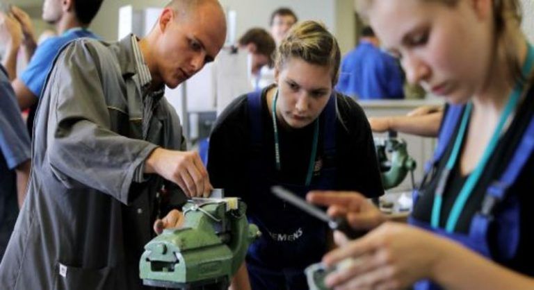 La oferta formativa para la Formación Profesional dual alcanza los 74 ciclos de 45 titulaciones distintas