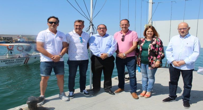 El Servicio de limpieza de las aguas superficiales del litoral de la Axarquía Costa del Sol retira este fin de semana 8.000 kilos de medusas