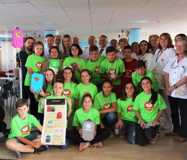 Escolares de Archidona fabrican carcasas decorativas para niños y niñas hospitalizados
