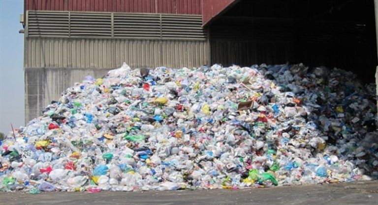 Málaga capital se suma al Día del Medio Ambiente con esculturas de arena para denunciar los vertidos de plásticos