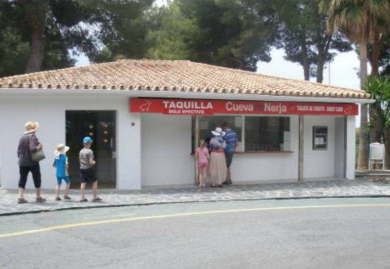 Roban 30.000 euros de la recaudación en las Cuevas de Nerja