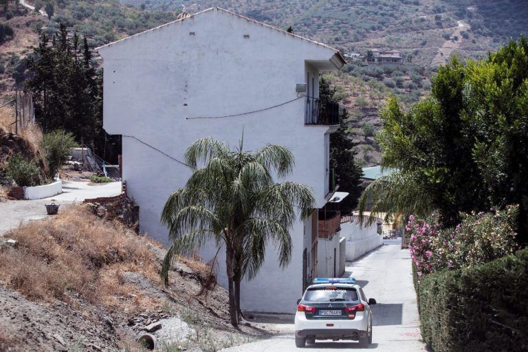 La Unidad Canina examina tierra movida cerca de la casa de Dana Leonte