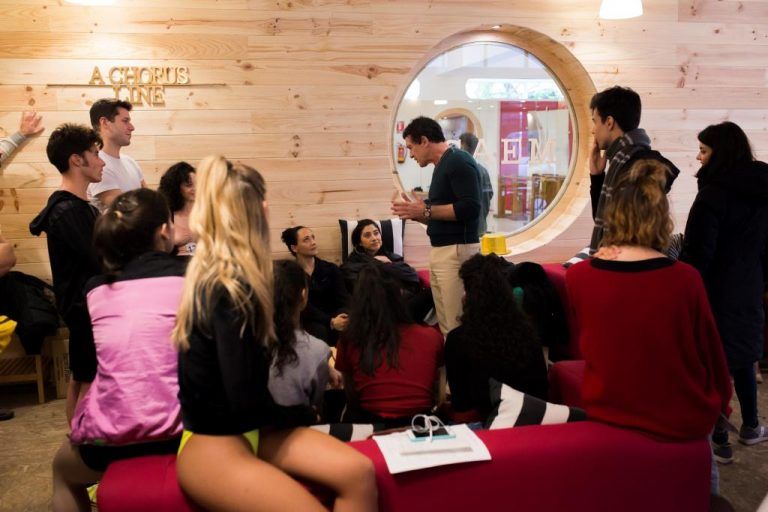 Banderas ya tiene el elenco del musical que abrirá su teatro en octubre