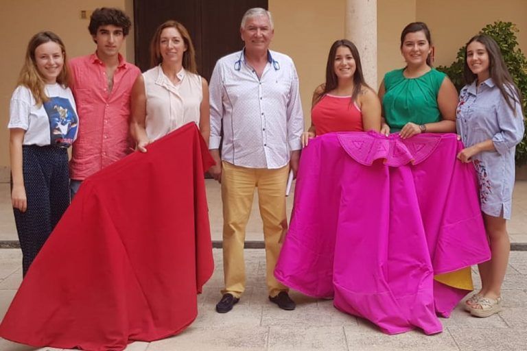 Las ‘Damas Goyescas’ aprenden de tauromaquía