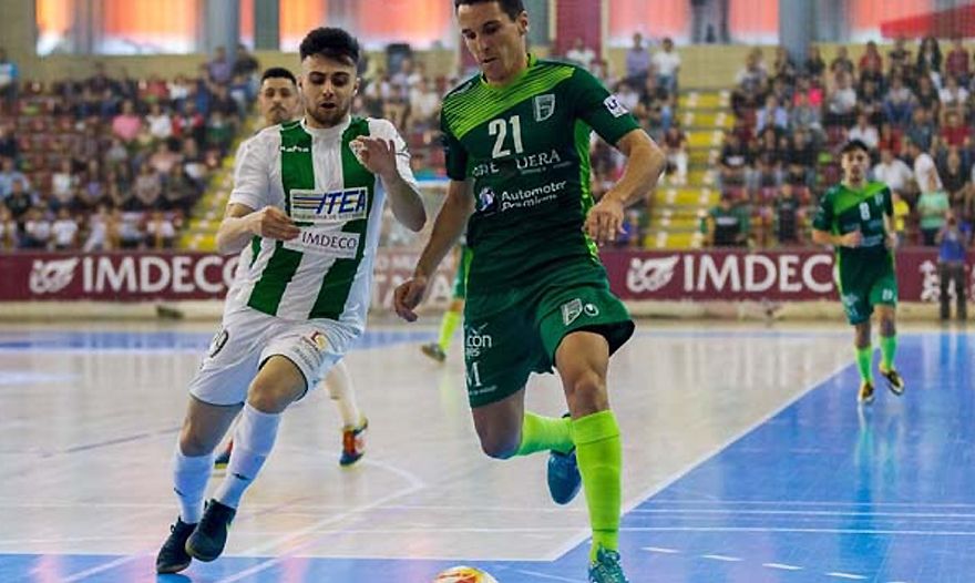 César Velasco (Córdoba Patrimonio de lal Humanidad), disputa un balón con Óscar (UMA Antequera) (Archivo LNFS)