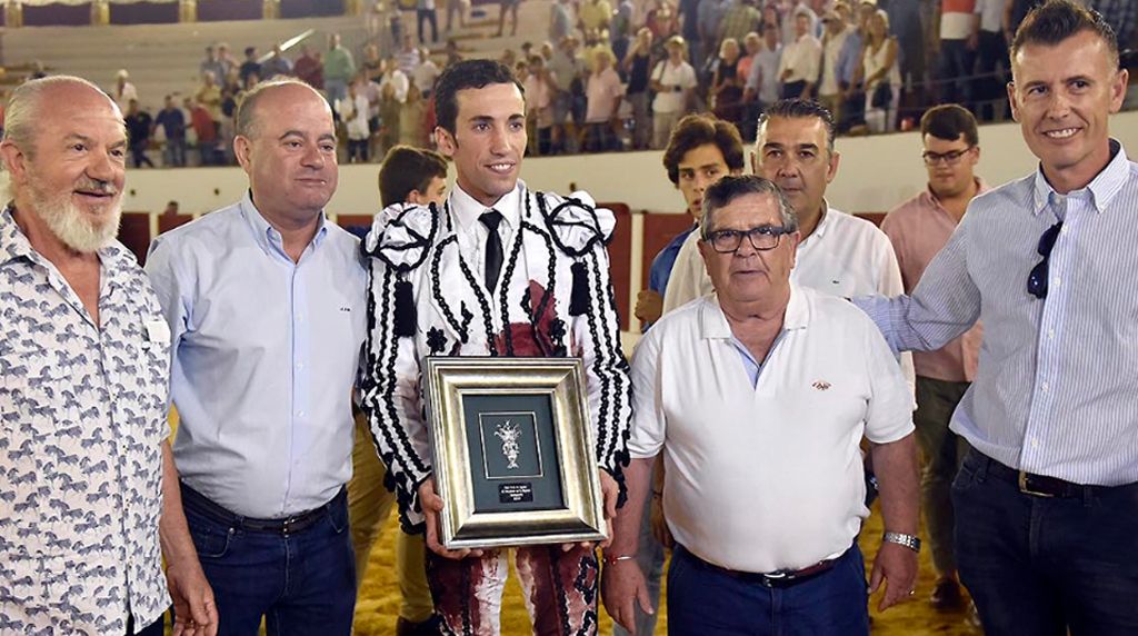 David de Miranda consigue el Trofeo de Triunfador de la Corrida de Toros Goyesca 2019 (Prensa Antequera)