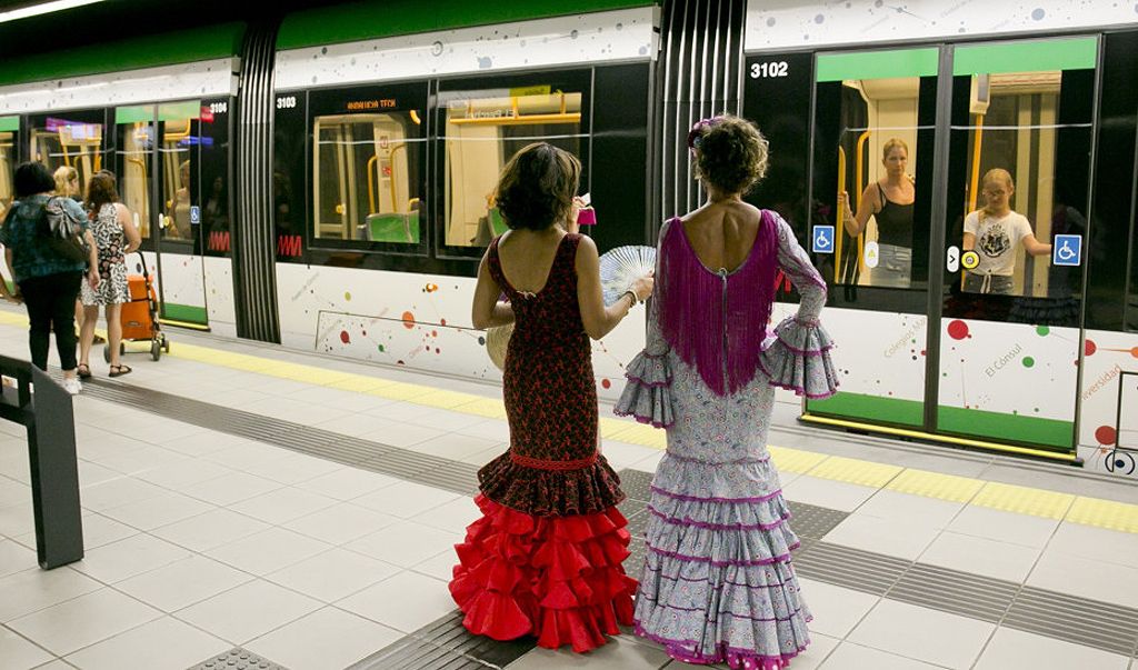 Dos mujeres vestidas de flamenca en el metro de Málaga (Junta de Andalucía)