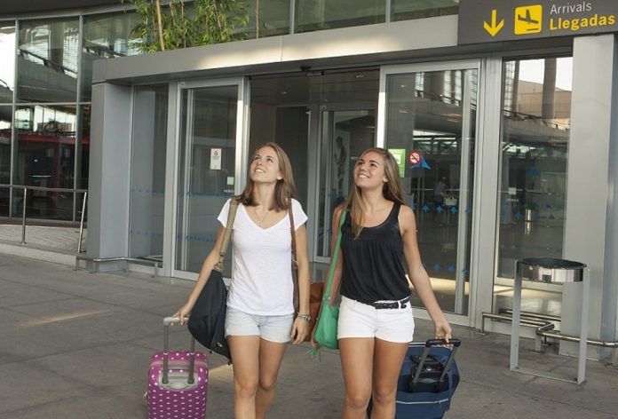 Estudiantes llegan a la Costa del Sol (Archivo Diputación de Málaga)