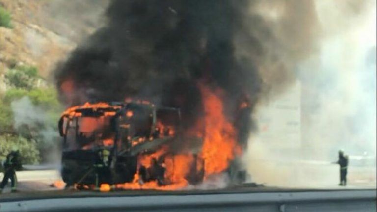 Un autobús queda totalmente calcinado en la autovía de Marbella