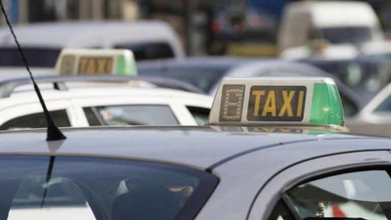 Los taxistas malagueños esperarán que sus clientas entren en casa