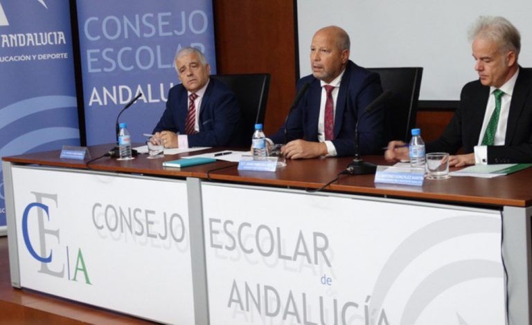 Imbroda apuesta por potenciar el papel del Consejo Escolar de Andalucía como «foro de ideas»