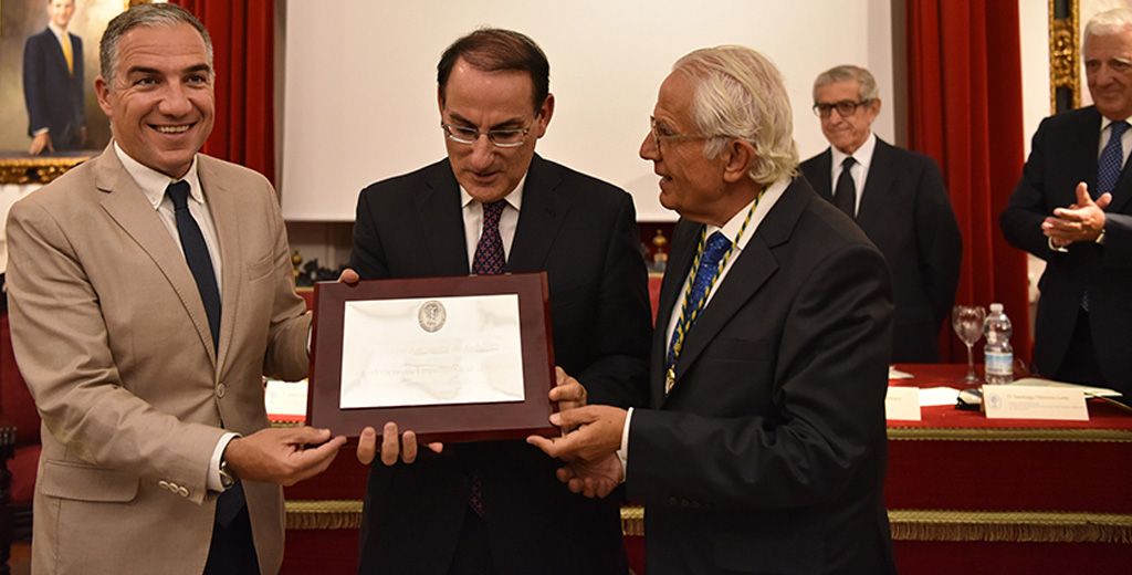 Elías Bendodo, durante la entrega del premio a la CEA (Junta de Andalucía)