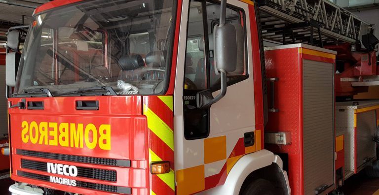 Un incendio en un cuadro de luces obliga a desalojar de forma preventiva un edificio en Marbella