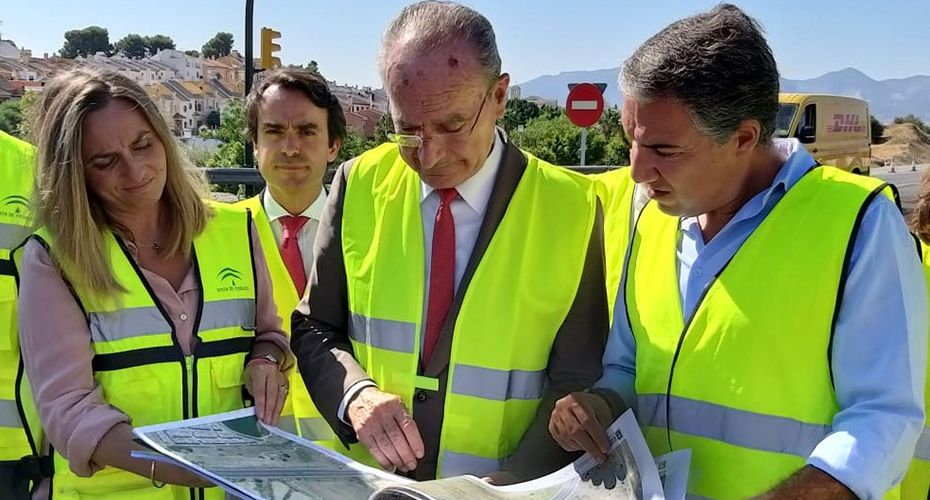 Los consejeros marifrán Carazo y Elías Bendodo, junto al alcalde de Málaga, Francisco de la Torre, revisan los planos (Comunicación Junta de Andalucía)