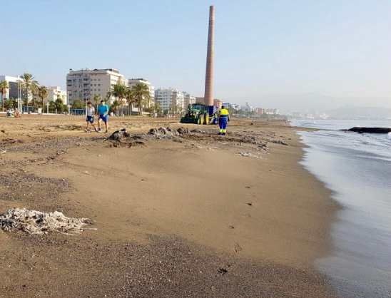 Trabajo extra para Limasa en las playas de Málaga