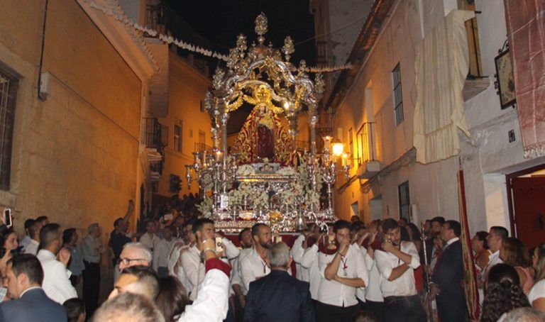 Álora se echa a la calle para arropar a la Patrona, que el próximo domingo volvérá a su santuario