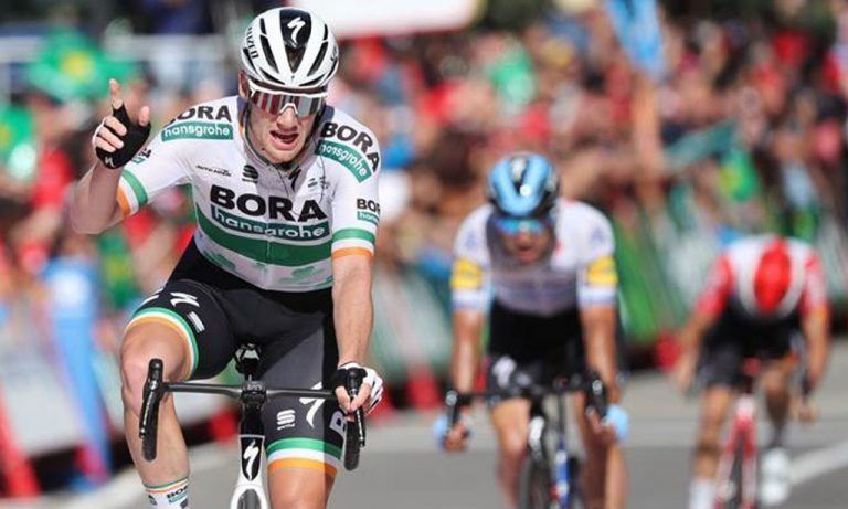 La Vuelta: Bennett triunfa en una meta con susto