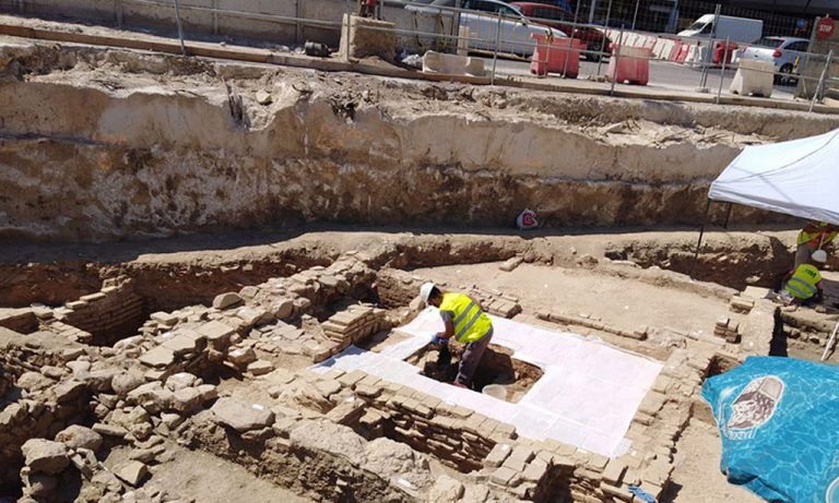 Metro de Málaga empieza la extracción de los restos arqueológicos para exhibirlos con la muralla nazarí