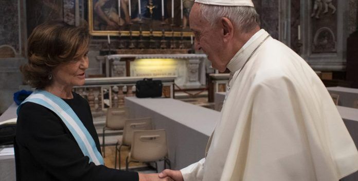 Carmen Calvo recibe el saludo del Papa Francisco (Servizio Fotografico Vatican Media)
