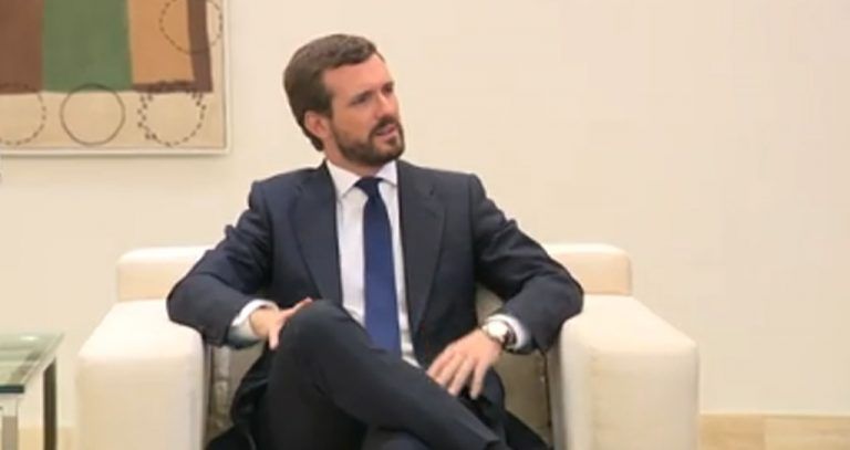 Casado pide a Sánchez que envie un requerimiento a Torra para que «cumpla la ley»