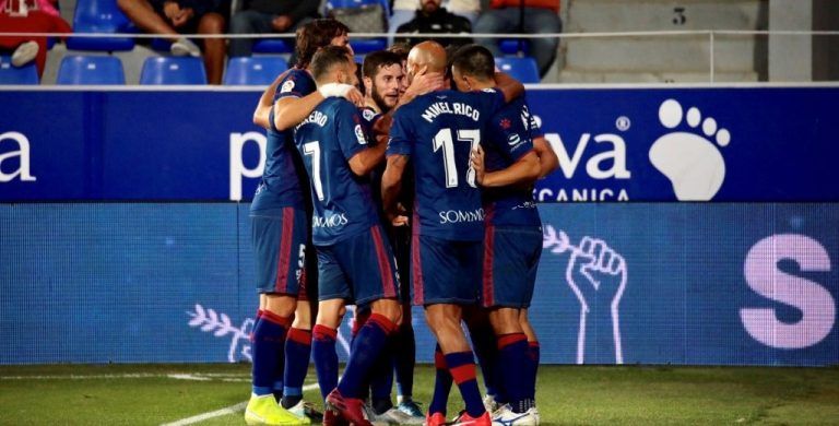 La SD Huesca brilla ante el Málaga CF (2-0)