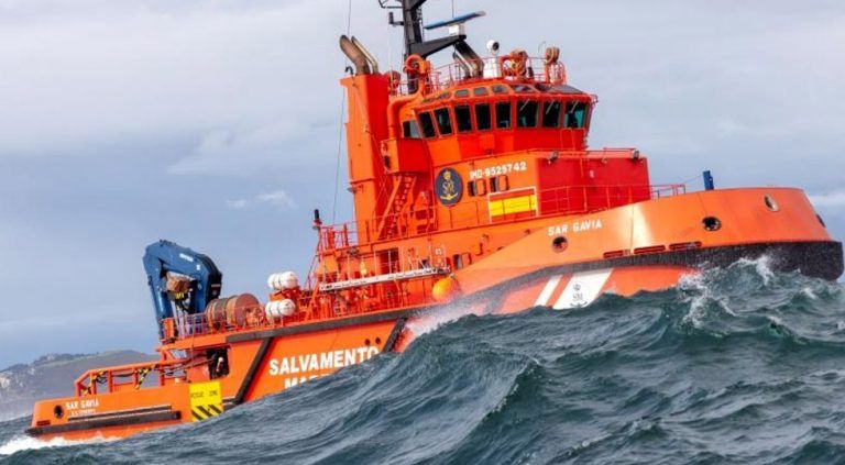 Llega una patera al puerto de Caleta de Vélez-Málaga