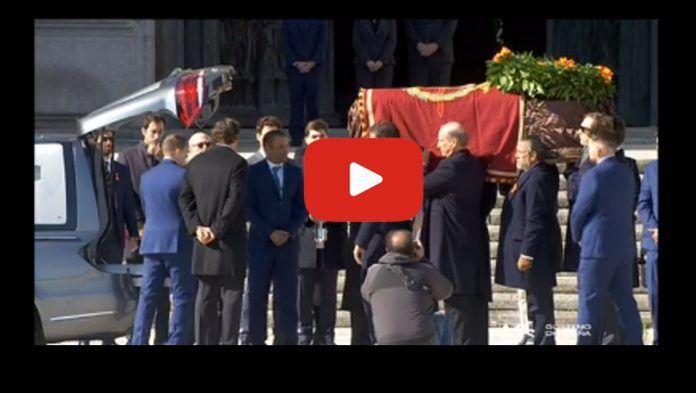 Imagen de la salida del ataud de Franco (Gobierno de España)