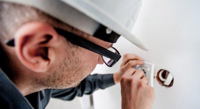 Las comercializadoras de electricidad y de gas natural no pueden realizar prácticas de venta a domicilio, según recuerda Consumo (Archivo Junta Andalucía)