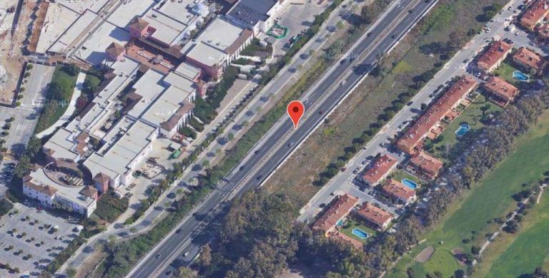 Un muerto tras la colisión de una moto y un coche en la carretera MA-20 de Málaga