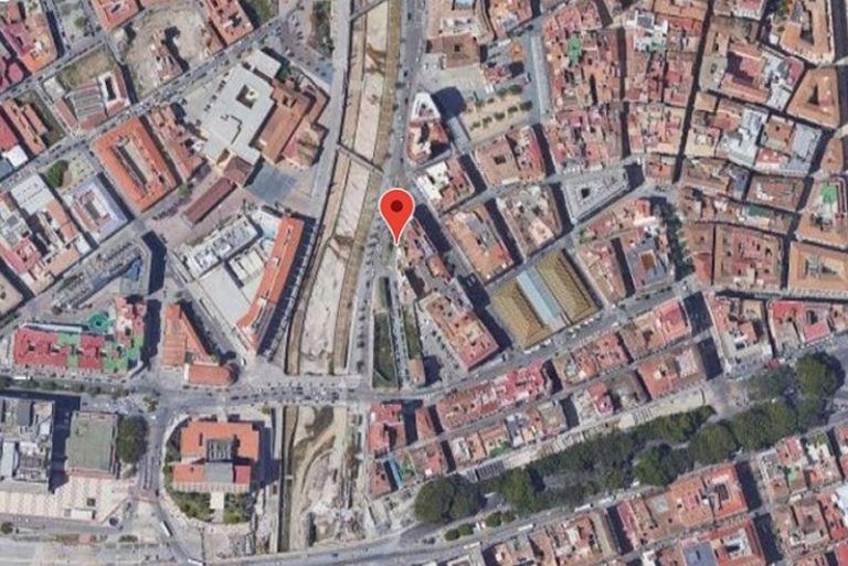 Dos trabajadores de 48 y 65 años han resultado heridos al sufrir una caída en una obra en Málaga