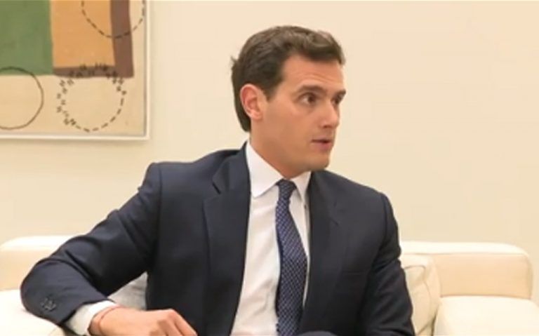 Rivera pide a Sánchez que aplique ya un 155 «de verdad» y cese a Torra