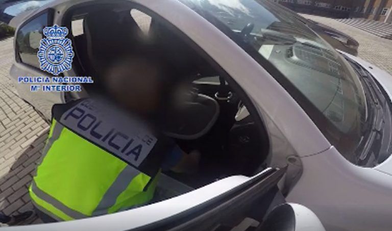 (Vídeo) Entrega de cocaína frustrada en un centro comercial de Marbella