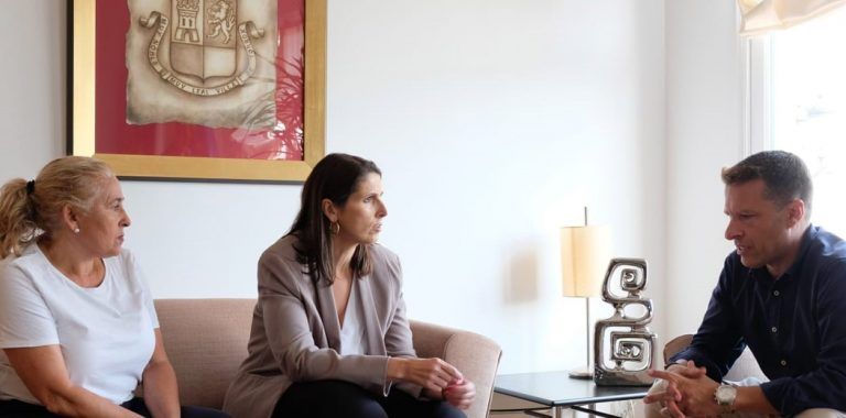 La delegada de Educación visita el municipio de Torrox