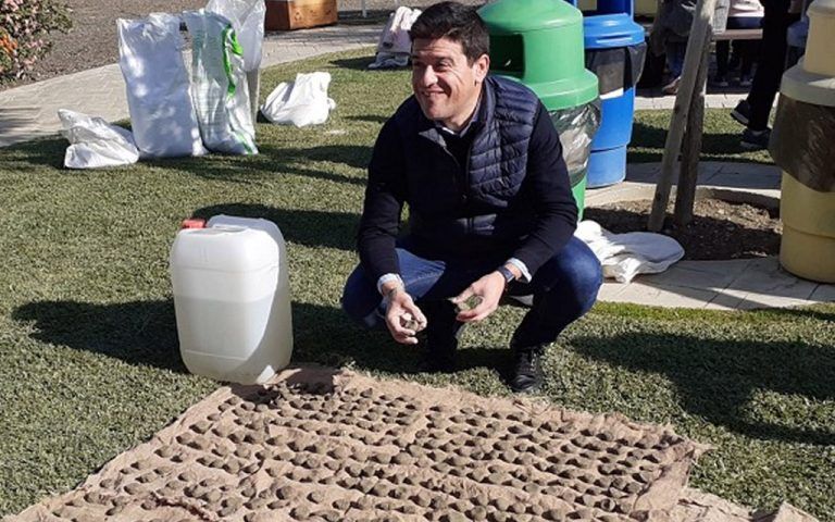 Lanzan más de 25.000 bombas de semillas, a mano y con tirachinas, en la zona del incendio en Casares