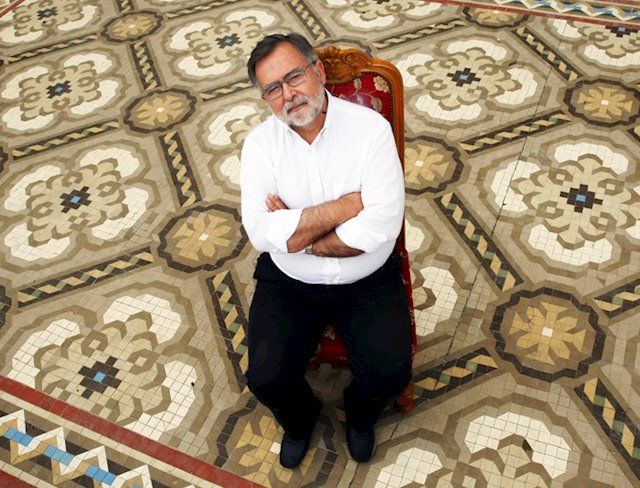 Más de 200 personas asisten a un encuentro de clubes de lectura con el escritor José Calvo Poyato