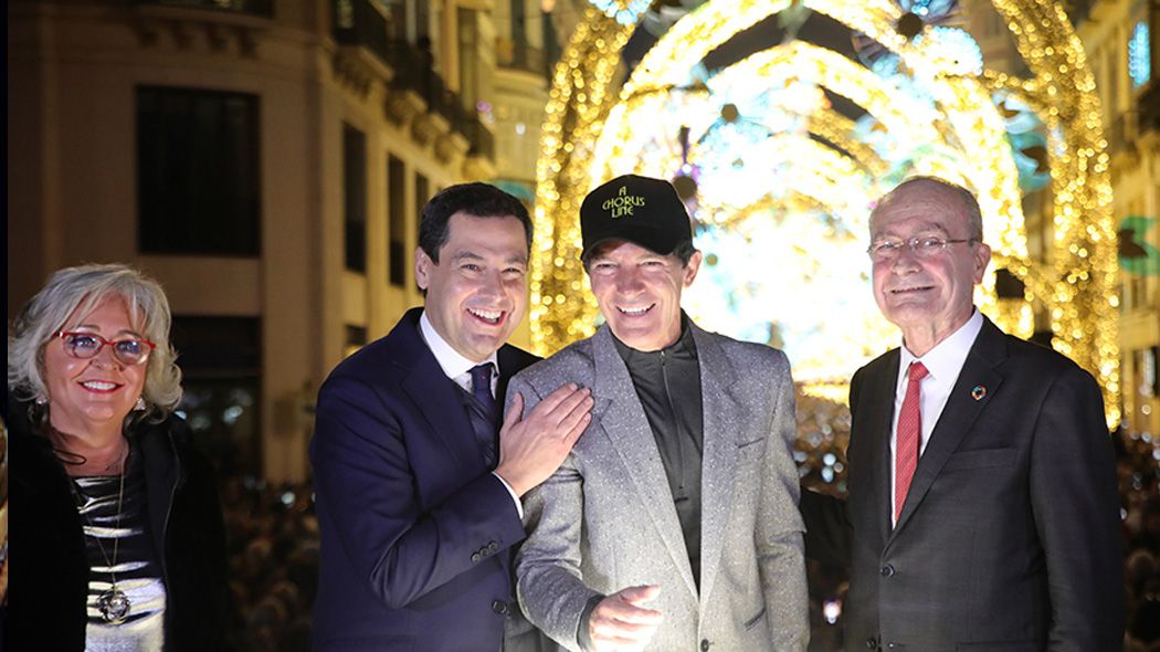 Juanma Moreno, junto a Antonio Banderas y Francisco de la Torre, en el encendido de las luces de Navidad de Málaga (Junta de Andalucía)