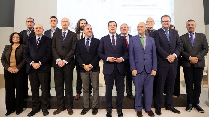 Juanma Moreno, junto a Elías Bendodo, y otras autoridades asistentes a las jornadas sobre desafío demográfico en Sevilla (Junta de Andalucía)