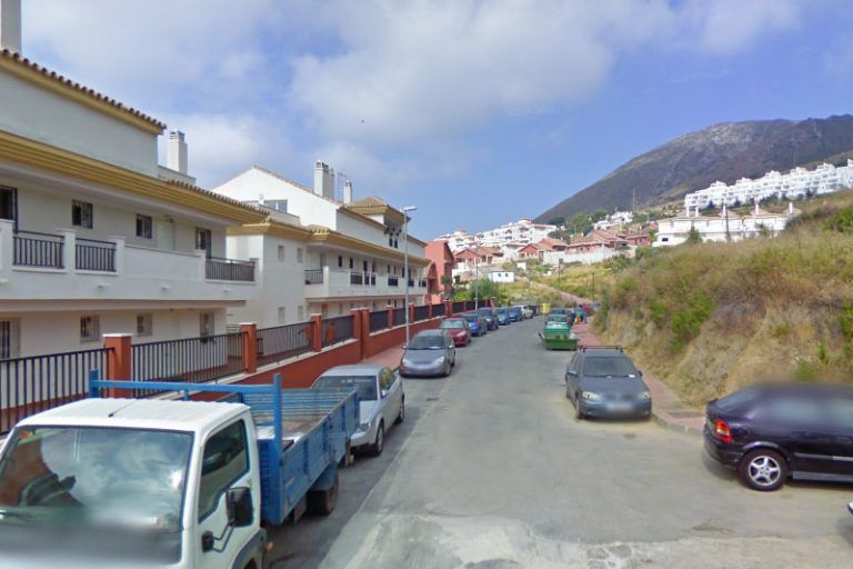 Una treintena de personas desalojadas por el incendio de un apartamento en Benalmádena