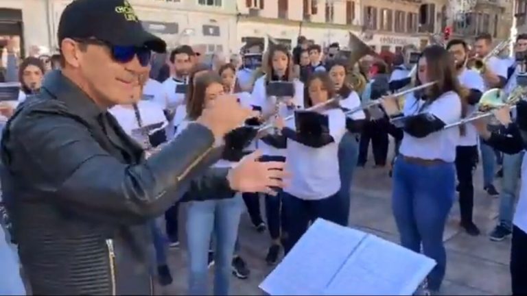 Pasacalles de «A Chorus Line» por el centro de Málaga, con Antonio Banderas.